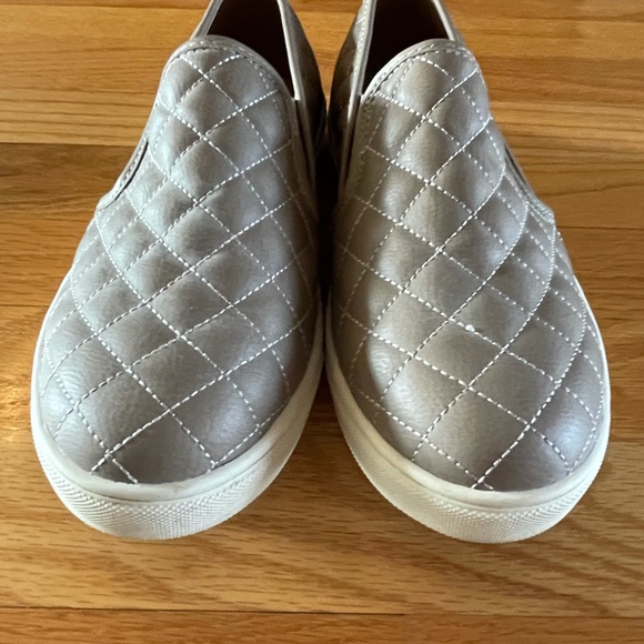 Steve Madden quilted slip on shoe - Picture 5 of 11